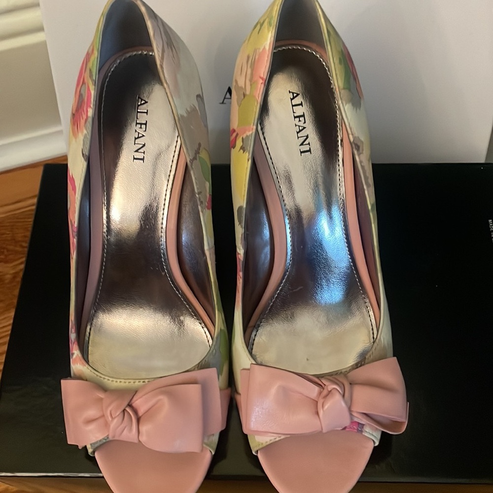 Beautiful peep toe floral w pink bow detail heels